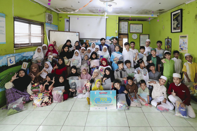 Acara penyerahan 700 baju layak pakai melalui program kumparan Ramadan #SharingKebaikan kepada anak-anak di Kampung Sumur, Klender, Jaktim, Selasa (25/3/2025). Foto: Jamal Ramadhan/kumparan