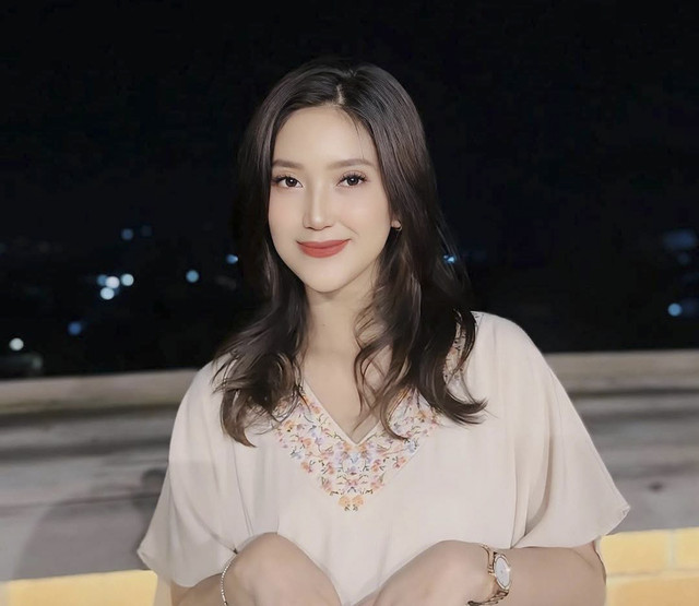 Nasib pilu dialami Adelia Septa. Dia mengaku telah jadi korban kekerasan dalam rumah tangga (KDRT) oleh suaminya di Kabupaten Bandung. Foto: Instagram/ @adeliasepta