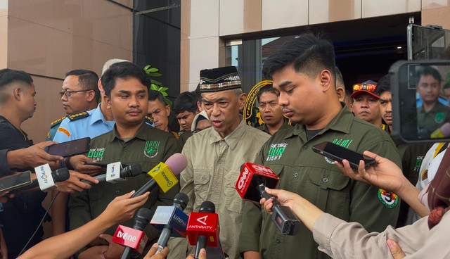 Korban luka berat penembakan TNI di perkara bos rental mobil, Ramli (tengah), di Pengadilan Militer II-08, Jakarta pada Selasa (25/3). Foto: Abid Raihan/kumparan.