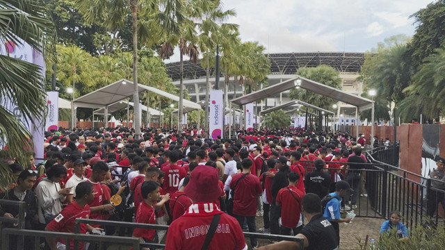 Suasana penonton mulai memasuki Stadion Utama Gelora Bung Karno (SU GBK) jelang pertandingan Timnas Sepak Bola Indonesia menghadapi Bahrain dalam lanjutan kualifikasi piala dunia, pada Selasa (25/3/2025). Foto: Luthfi Humam/kumparan