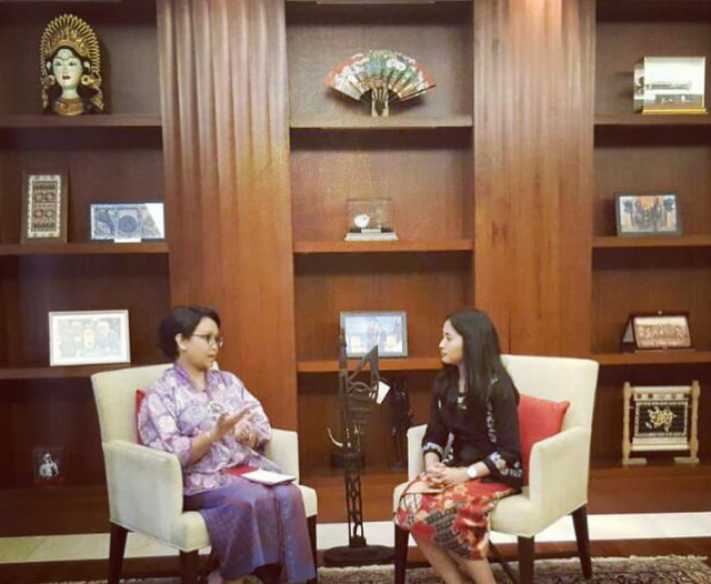 Penulis bersama Menlu Retno Marsudi, sosok Diplomat Mom yang berhasil berperan ganda mengayuh di antara keluarga dan tugas negara (Saat wawancara edisi Kartini tahun 2017): Koleksi Foto Pribadi