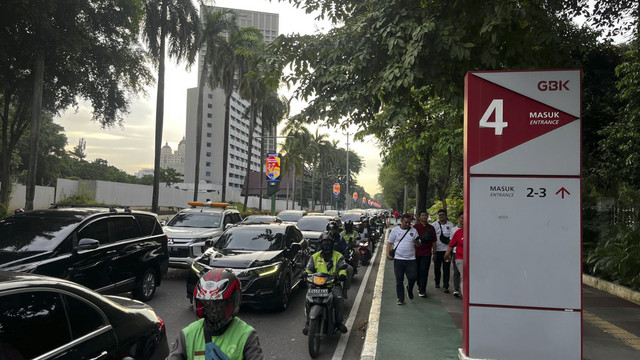 Sejumlah kendaraan terjebak kemacetan jelang laga Indonesia vs Bahrain di kompleks Stadion Gelora Bung Karno, Senayan, Jakarta, Selasa (25/3/2025). Foto: Rayyan Farhansyah/kumparan