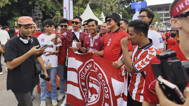 Supporter dari Bali datang ke GBK mendukung Timnas Indonesia menghadapi Bahrain pada Selasa (25/3/2025). Foto: Luthfi Humam/kumparan