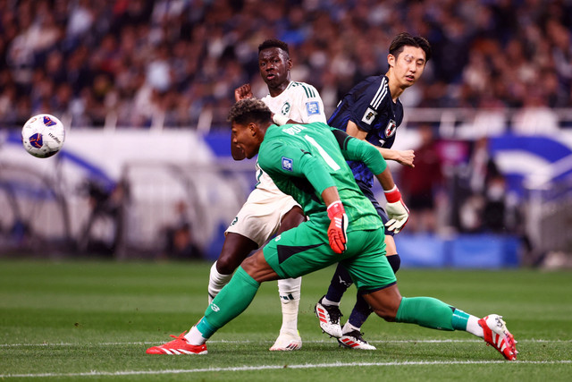 Penjaga gawang Timnas Jepang Zion Suzuki menghalau tendangan pemain Timnas Arab Saudi. Foto: Issei Kato/REUTERS