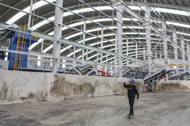 Petugas berjalan pada area penampungan residu di RDF Plant Rorotan, Jakarta, Selasa (25/3/2025). Foto: Asprilla Dwi Adha/ANTARA FOTO