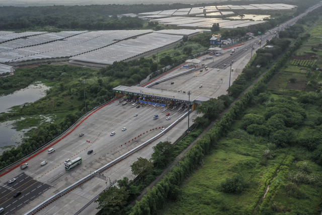 Foto udara sejumlah kendaraan melintas di Gerbang Tol Cikampek Utama, Karawang, Jawa Barat, Selasa (25/3/2025). Foto: Fauzan/ANTARA FOTO