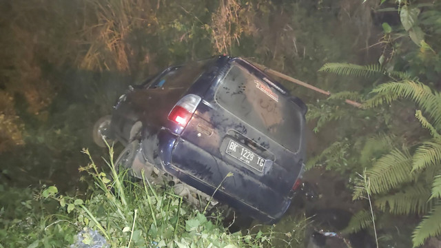 Mobil minibus membawa 12 penumpang yang hendak belanja keperluan lebaran di Kota Padangsidimpuan, Sumut, kecelakaan. Foto: Istimewa