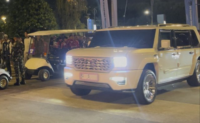 Presiden Republik Indonesia Prabowo Subianto tiba di Stadion Utama Gelora Bung Karno, Selasa malam (25/3/2025). Foto: Rayyan Farhansyah/kumparan