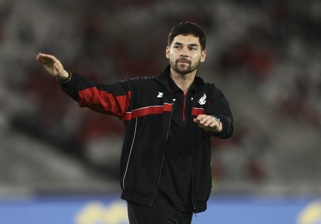 Pemain Timans Indonesia Sandy Walsh melakukan pemanas jelang pertandingan Kualifikasi Piala Dunia 2026 antara Timnas Indonesia melawan Bahrain di Stadion Utama Gelora Bung Karno, Jakarta, Selasa (25/3/2025). Foto: Ajeng Dinar Ulfiana/Reuters