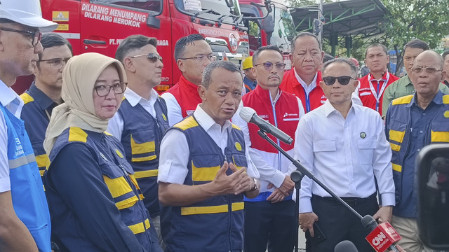 Menteri Energi dan Sumber Daya Mineral (ESDM) Bahlil Lahadalia, saat di Terminal BBM Surabaya Grup di Jalan Nilam Barat No.37, Perak Utara, Kecamatan Pabean Cantikan, Surabaya, Selasa (25/3/2025).  Foto: Farusma Okta Verdian/kumparan