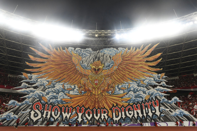 Pendukung Timnas Indonesia melakukan koreografi saat pertandingan Timnas Indonesia melawan Bahrain pada pertandingan Ronde Ketiga Kualifikasi Piala Dunia 2026 di Stadion Utama Gelora Bung Karno, Jakarta, Selasa (25/3/2025). Foto: Muhammad Adimaja/ANTARA FOTO