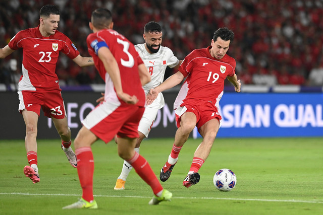 Pemain Timnas Indonesia Thom Haye berebut bola dengan pemain Bahrain Mohamed Marhoon pada pertandingan Ronde Ketiga Kualifikasi Piala Dunia 2026 di Stadion Utama Gelora Bung Karno, Jakarta, Selasa (25/3/2025). Foto: Muhammad Adimaja/ANTARA FOTO
