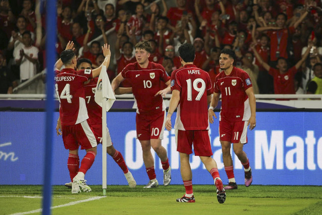 Pemain Timnas Indonesia Ole Romeny berselebrasi bersama rekan setimnnya usai mencetak gol ke gawang Bahrain pada pertandingan ronde ketiga Kualifikasi Piala Dunia 2026 zona Asia di Stadion Utama Gelora Bung Karno, Jakarta, Selasa (25/3/2025). Foto: Aditia Noviansyah/kumparan