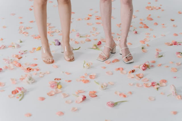 Ilustrasi Merk Sandal Wanita Branded Original. Sumber: Pexels/cottonbro studio