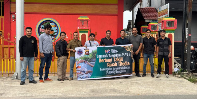 Perkumpulan Jurnalis Galaherang (Pejuang) Mempawah membagikan takjil. Foto: M. Zain/Hi!Pontianak
