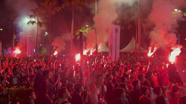 Sejumlah pendukung Timnas Indonesia menyalakan flare saat Timnas Indonesia bertanding melawan Timnas Bahrain pada pertandingan ronde ketiga Kualifikasi Piala Dunia 2026 zona Asia di Stadion Utama Gelora Bung Karno, Jakarta, Selasa (25/3/2025). Foto: Rayyan Farhansyah/kumparan