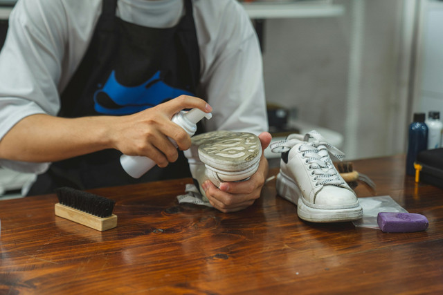 Cuci Sepatu Bekasi. Foto hanya ilustrasi, bukan tempat sebenarnya. Sumber: unsplash.com/Huy Le.