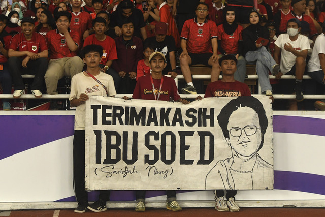 Pendukung Timnas Indonesia membentangkan spanduk ucapan terima kasih kepada pencipta lagu Tanah Airku Ibu Soed pada pertandingan ronde ketiga Kualifikasi Piala Dunia 2026 zona Asia di Stadion Utama Gelora Bung Karno, Jakarta, Selasa (25/3/2025). Foto: Muhammad Adimaja/ANTARA FOTO