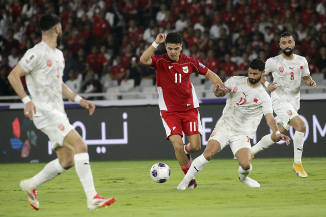 Pemain Timnas Indonesia Ragnar Oratmangoen berusaha melewati pemain Timnas Bahrain Ahmed Bughammar pada pertandingan ronde 3 Kualifikasi Piala Dunia 2026 Zona Asia di Stadion Utama Gelora Bung Karno, Senayan, Jakarta, Selasa (23/3/2025). Foto: Aditia Noviansyah/kumparan