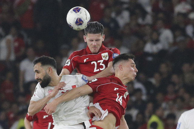 Pemain Timnas Indonesia Justin Hubner dan Joey Pelupessy berduel dengan pemain Timnas Bahrain pada pertandingan ronde 3 Kualifikasi Piala Dunia 2026 Zona Asia di Stadion Utama Gelora Bung Karno, Senayan, Jakarta, Selasa (23/3/2025). Foto: Aditia Noviansyah/kumparan