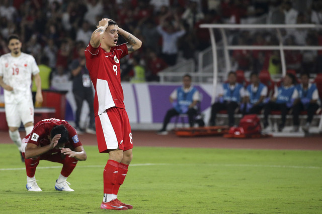 Pemain Timnas Indonesia Eliano Reijnders berekasi usai gagal memanfaatkan peluang ke arah gawang Timnas Bahrain pada pertandingan ronde 3 Kualifikasi Piala Dunia 2026 Zona Asia di Stadion Utama Gelora Bung Karno, Senayan, Jakarta, Selasa (23/3/2025). Foto: Aditia Noviansyah/kumparan
