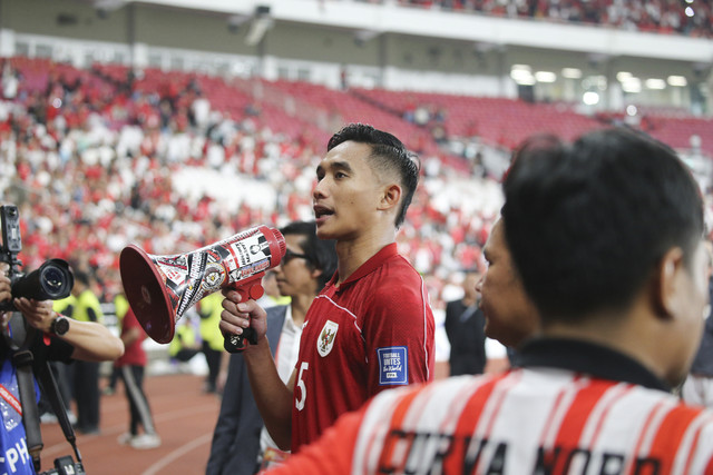 Pemain Timnas Indonesia Rizky Ridho menyapa suporter usai mengalahkan Timnas Bahrain pada pertandingan ronde ketiga Kualifikasi Piala Dunia 2026 Zona Asia di Stadion Utama Gelora Bung Karno, Jakarta, Selasa (23/3/2025). Foto: Aditia Noviansyah/kumparan