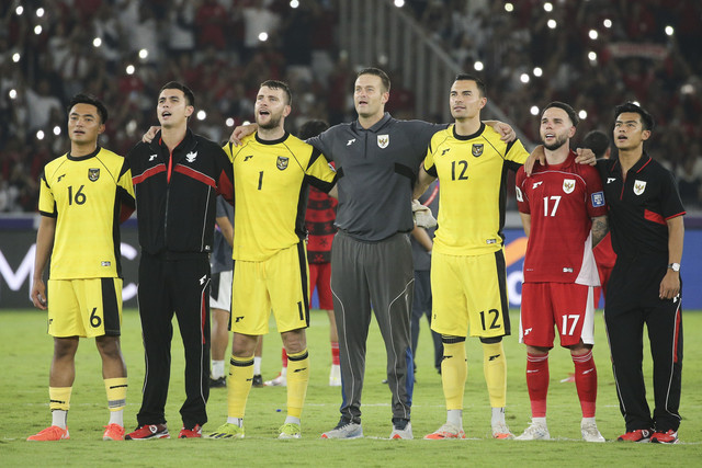 Ernando Ari, Nadeo Argawinata, Maarten Paes, Sjoerd Woudenberg, Emil Audero, Calvin Verdonk, dan Arhan nyanyi Tanah Airku usai Timnas Indonesia tekuk Bahrain pada Ronde 3 Kualifikasi Piala Dunia di Stadion Utama Gelora Bung Karno, Selasa (23/3/2025). Foto: Aditia Noviansyah/kumparan