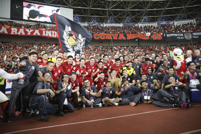 Sejumlah pemain, pelatih, dan ofisial tim berfoto bersama suporter usai mengalahkan Timnas Bahrain pada pertandingan ronde ketiga Kualifikasi Piala Dunia 2026 Zona Asia di Stadion Utama Gelora Bung Karno, Jakarta, Selasa (23/3/2025). Foto: Aditia Noviansyah/kumparan