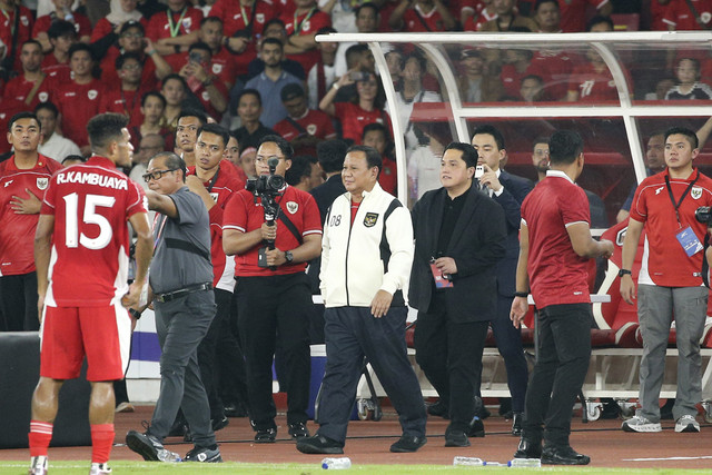 Presiden Prabowo Subianto (tengah) menghampiri pemain Timnas Indonesia usai mengalahkan Timnas Bahrain dalam pertandingan ronde ketiga Kualifikasi Piala Dunia 2026 zona Asia di Stadion Utama Gelora Bung Karno, Senayan, Jakarta, Selasa (25/3/2025). Foto: Aditia Noviansyah/kumparan