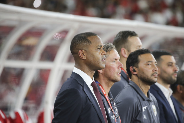 Pelatih Timnas Indonesia Patrick Kluivert bersama Asisten Pelatih Alex Pastoor bersiap sebelum melawan Bahrain pada pertandingan ronde ketiga Kualifikasi Piala Dunia 2026 Zona Asia di Stadion Utama Gelora Bung Karno, Jakarta, Selasa (23/3/2025). Foto: Aditia Noviansyah/kumparan