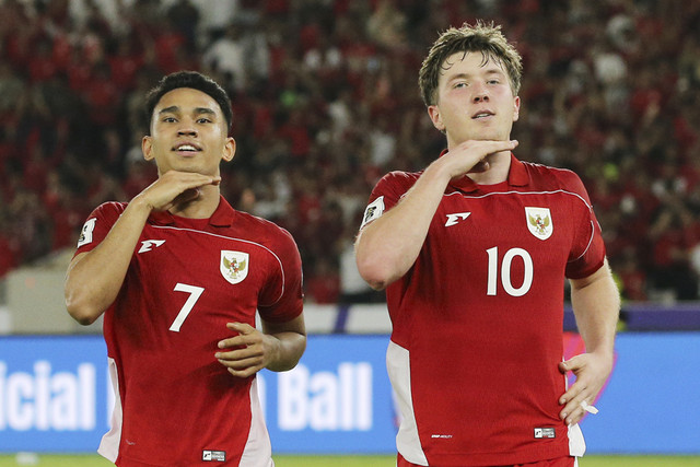 Pemain Timnas Indonesia Ole Romeny berselebrasi bersama Marselino Ferdinan usai mencetak gol ke gawang Bahrain pada pertandingan ronde ketiga Kualifikasi Piala Dunia 2026 zona Asia di Stadion Utama Gelora Bung Karno, Jakarta, Selasa (25/3/2025). Foto: Aditia Noviansyah/kumparan