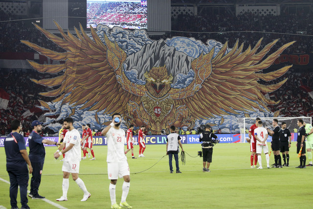 Pendukung Timnas Indonesia melakukan koreografi dalam pertandingan Grup C putaran ketiga Kualifikasi Piala Dunia 2026 zona Asia antara Timnas Indonesia melawan Timnas Bahrain di Stadion Utama Gelora Bung Karno, Senayan, Jakarta, Selasa (25/3/2025). Foto: Aditia Noviansyah/kumparan