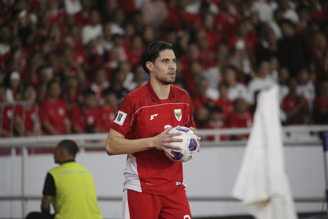 Pemain Timnas Indonesia Kevin Diks bersiap melakukan lemparan ke dalam pada pertandingan ronde ketiga Kualifikasi Piala Dunia 2026 zona Asia di Stadion Utama Gelora Bung Karno, Jakarta, Selasa (25/3/2025). Foto: Aditia Noviansyah/kumparan