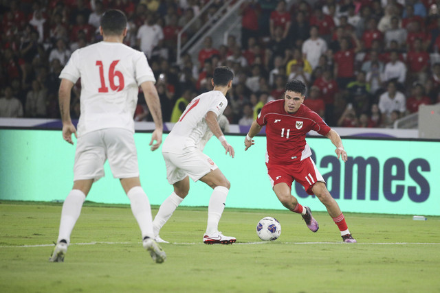 Pemain Timnas Indonesia Ragnar Oratmangoen berusaha melewati pemain Timnas Bahrain Ahmed Bughammar pada pertandingan ronde 3 Kualifikasi Piala Dunia 2026 Zona Asia di Stadion Utama Gelora Bung Karno, Senayan, Jakarta, Selasa (23/3/2025). Foto: Aditia Noviansyah/kumparan