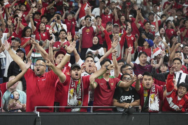 Pendukung Tim Nasional Indonesia memenuhi Stadion Utama Gelora Bung Karno, Senayan, tadi malam (25/03/2025) (sumber: bola.net)