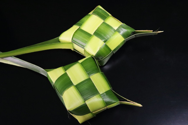 Makanan Lebaran selain ketupat, foto: ketupat, Unsplash/Mufid Majnun