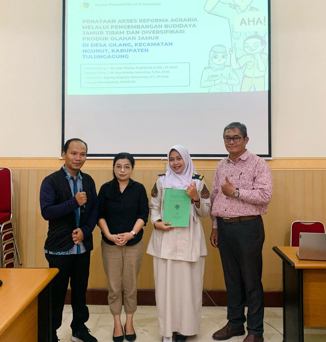 Foto Mahasiswa selesai seminar proposal skripsi. Sumber:Ilma Amirah