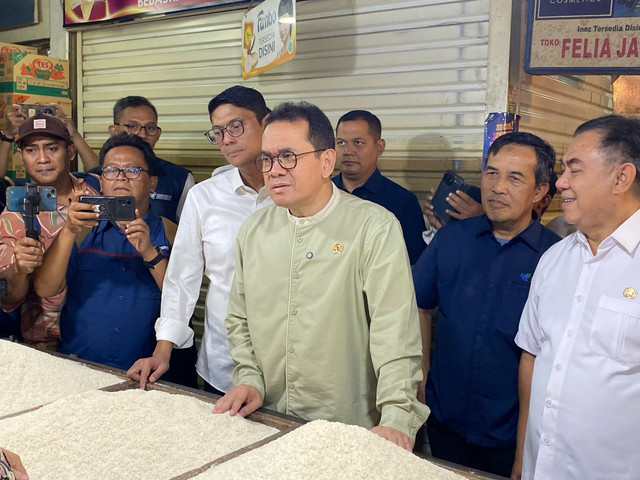Menteri Perdagangan Budi Santoso di Pasar Kebon Kembang, Kota Bogor, Rabu (26/3). Foto: Muhammad Fhandra/kumparan
