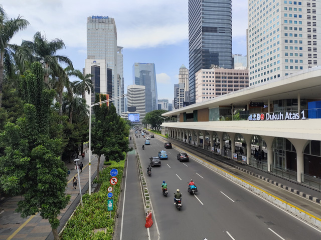 Arus lalu lintas Jalan Jenderal Sudirman menuju Jalan M.H Thamrin terpantau lengang pada Rabu (26/3). Foto: Alya Zahra/kumparan 