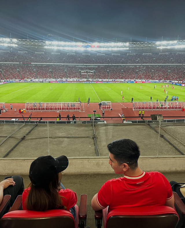 Fuji dan Verrell Bramasta nonton Timnas vs Bahrain. Foto: Instagram/fuji_an