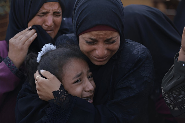 Ilustrasi perempuan Palestina yang sedang memeluk seorang anak perempuan. Foto: Shutter Stock/Anas-Mohammed