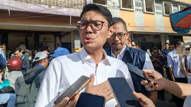 Dirjen Perdagangan Dalam Negeri (PDN) Kemendag, Iqbal Shoffan Shofwan di Pasar Kebon Kembang, Kota Bogor, Rabu (26/3).
 Foto: Muhammad Fhandra/kumparan