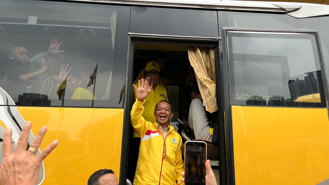 Ketum Golkar Bahlil Lahadalia melepas peserta mudik gratis di DPP Golkar, Jakarta Barat, Rabu (26/3). Foto: Haya Syahira/kumparan