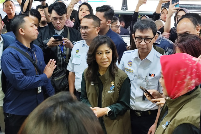 Menkomdigi Meutya Hafid meninjau posko arus mudik di Stasiun Gambir, Jakarta Pusat, Rabu (26/3/2025). Foto: kumparan