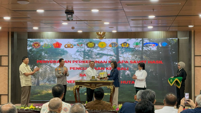 Penandatanganan Berita Acara Penguasaan Kembali Perkebunan Kelapa Sawit oleh Satgas Penertiban Kawasan Hutan dan Berita Acara Penyerahan Lahan Sawit ke PT Agrinas Palma Nusantara di Kejagung, Jakarta pada Rabu (26/3/2025). Foto: Abid Raihan/kumparan