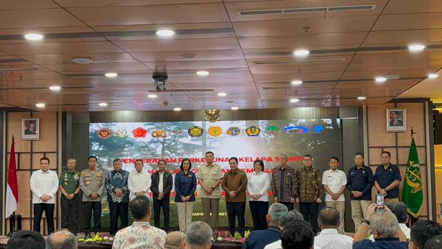 Penandatanganan Berita Acara Penguasaan Kembali Perkebunan Kelapa Sawit oleh Satgas Penertiban Kawasan Hutan dan Berita Acara Penyerahan Lahan Sawit ke PT Agrinas Palma Nusantara di Kejagung, Jakarta pada Rabu (26/3/2025). Foto: Abid Raihan/kumparan