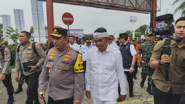 Menko PMK Pratikno, Kapolri Jenderal Listyo Sigit, Panglima TNI Jenderal Agus Subiyanto, hingga Gubernur Jabar Dedi Mulyadi, meninjau Rest Area KM 57 Tol Japek, Rabu (26/3). Foto: Jonathan Devin/kumparan