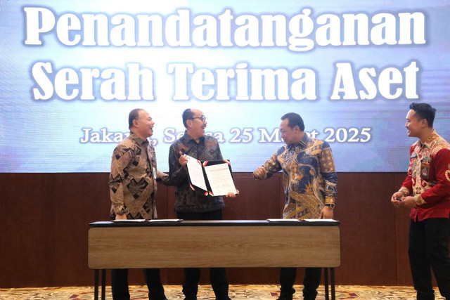 KPK serahkan empat aset barang rampasan negara senilai Rp 3,7 miliar kepada LPSK di Auditorium Kantor LPSK, Jakarta, Selasa (25/3/2025). Foto: KPK