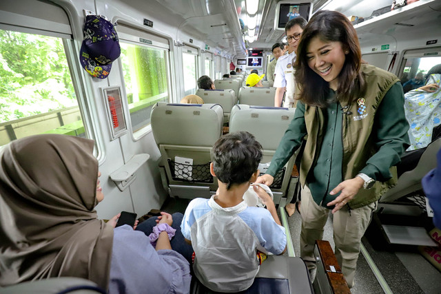 Menkomdigi Meutya Hafid menyapa penumpang yang mudik Hari Raya Idul Fitri 1445 H di Stasiun Gambir, Jakarta, Rabu (26/3/2025). Foto: Jamal Ramadhan/kumparan