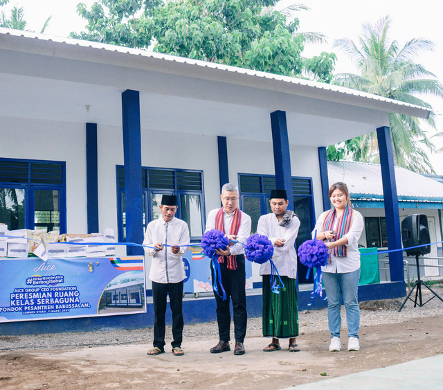 Aice Group dalam meresmikan ruang kelas serbaguna baru Pondok Pesantren Babussalam, Lombok Barat. Foto: Dok. Istimewa